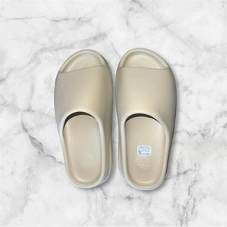 Yeezy Slides Beige