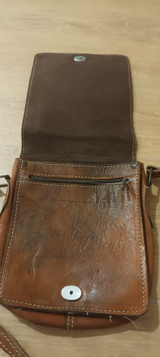 Botas camperas y bolso de piel