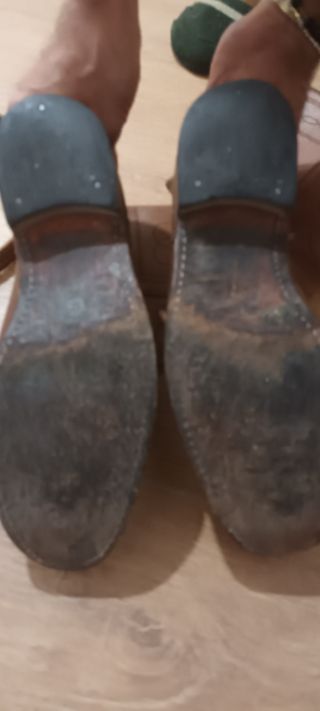 Botas camperas y bolso de piel