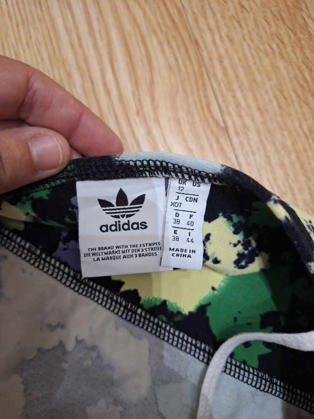 Top deportivo Adidas estampado floral