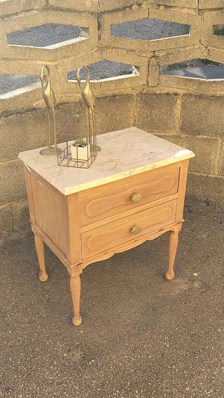 Mesita de noche de madera con mármol