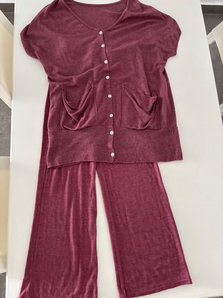 Conjunto punto granate pantalón y cárdigan,