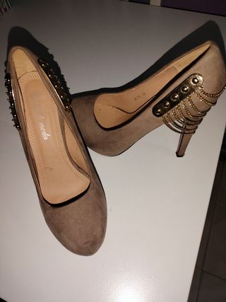 Zapatos de tacón beige con cadenas doradas T.38