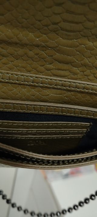 Bolso Zara verde militar con cadena