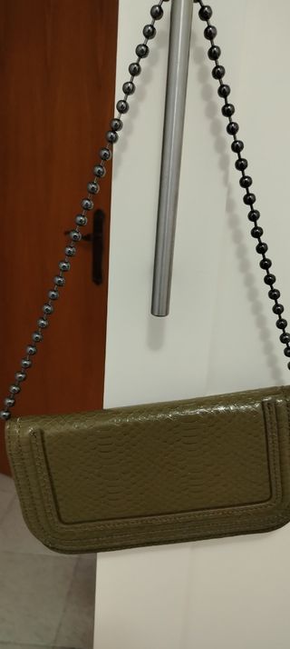 Bolso Zara verde militar con cadena