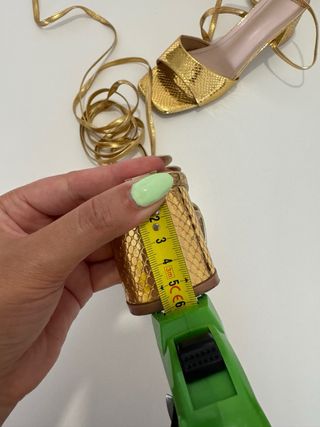 Sandalias Doradas con Tiras Talla 39 de Mujer 