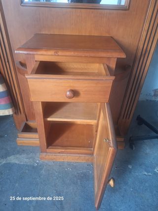 Mueble recibidor de madera con espejo