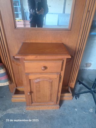 Mueble recibidor de madera con espejo