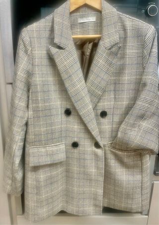 Americana cuadros beige y gris y azul 
Talla XL 
