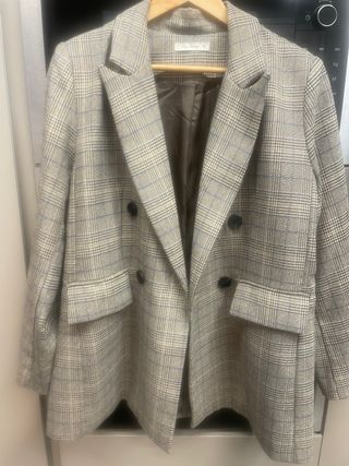 Americana cuadros beige y gris y azul 
Talla XL 
