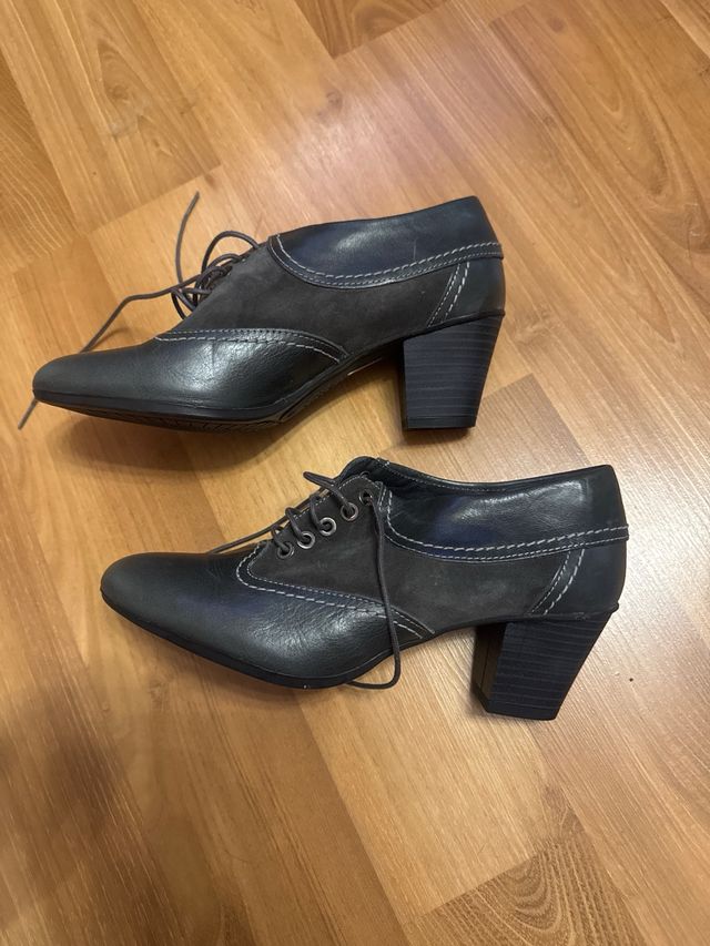 Zapatos de tacón negros con cordones