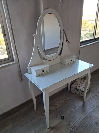 Tocador blanco con espejo y cajones.HEMNES,IKEA.