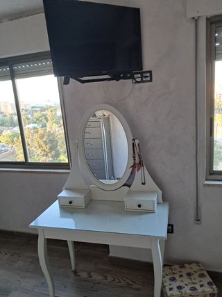 Tocador blanco con espejo y cajones.HEMNES,IKEA.