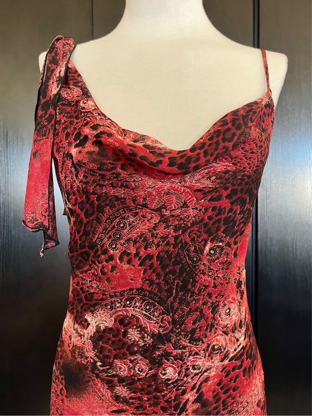 Vestido asimétrico rojo y negro