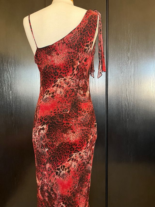 Vestido asimétrico rojo y negro