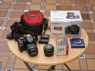 Canon EOS 1000D con dos objetivos y accesorios