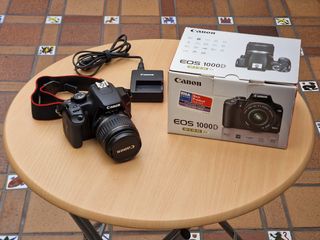 Canon EOS 1000D con dos objetivos y accesorios