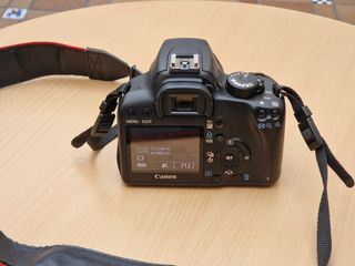 Canon EOS 1000D con dos objetivos y accesorios