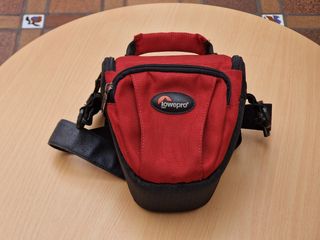 Canon EOS 1000D con dos objetivos y accesorios