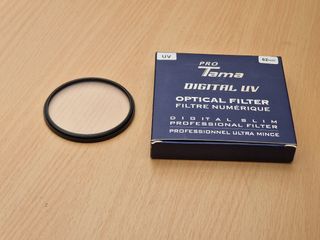 Canon EOS 1000D con dos objetivos y accesorios