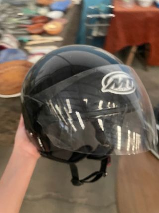 Casco de moto negro con visera