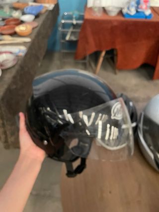 Casco de moto negro con visera