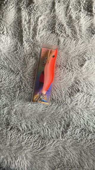 Señuelo de pesca naranja y rojo