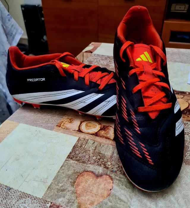 Botas de fútbol Adidas Predator Negras y Rojas
