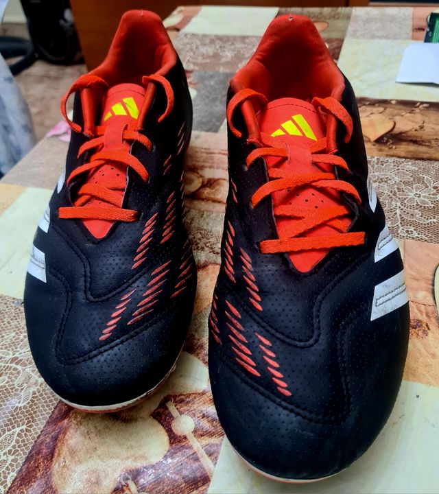 Botas de fútbol Adidas Predator Negras y Rojas