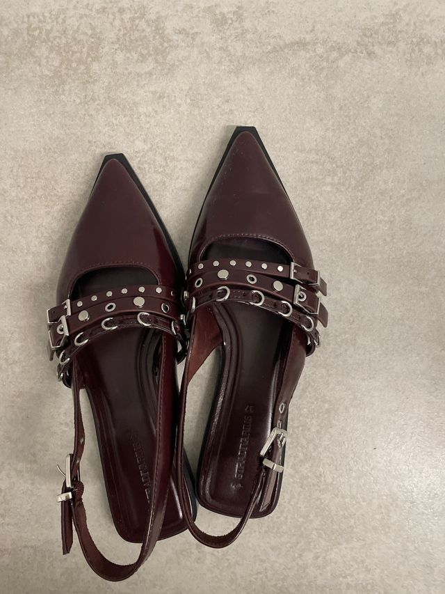 Stradivarius Mocasines burgundy con Tiras y Tachas