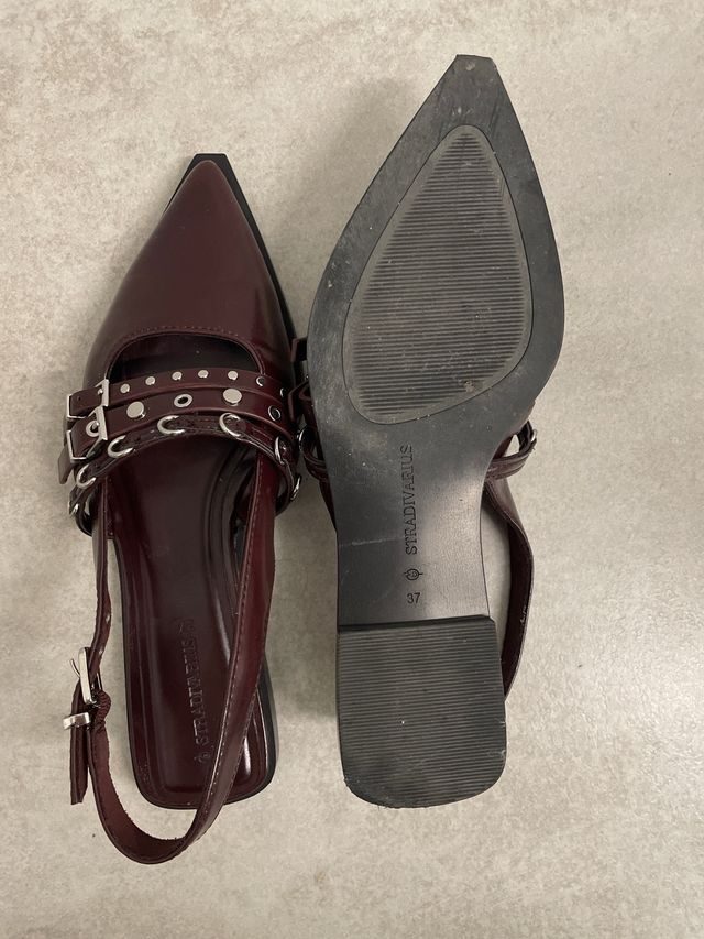 Stradivarius Mocasines burgundy con Tiras y Tachas