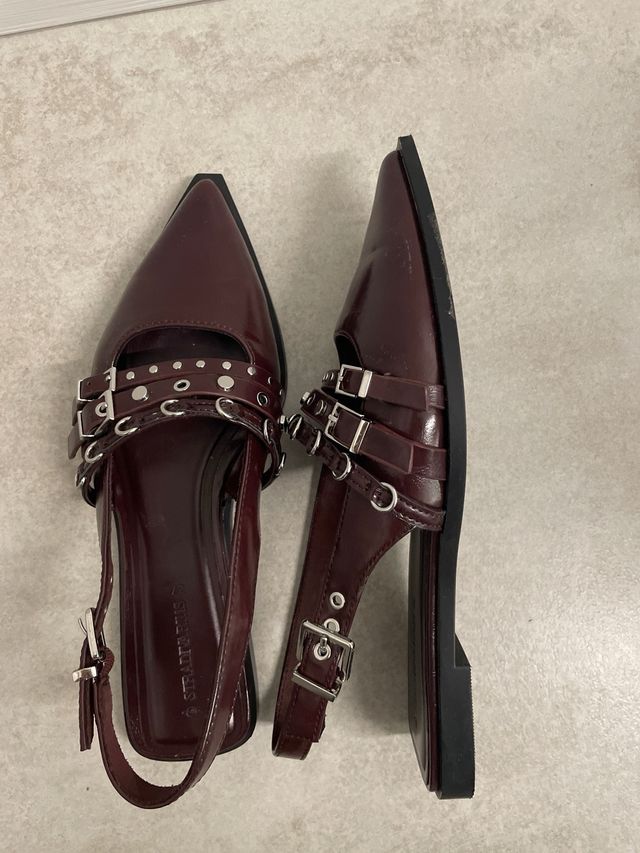 Stradivarius Mocasines burgundy con Tiras y Tachas