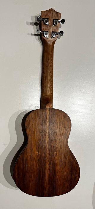 Ukelele con funda y afinador electronico