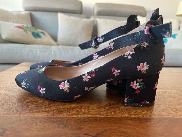 Zapatos de tacón con flores