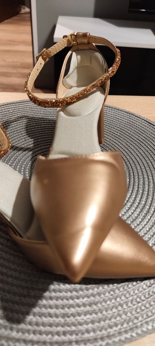 Zapatos dorados rosados de pulsera y tacón