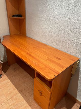 Escritorio de madera marrón
