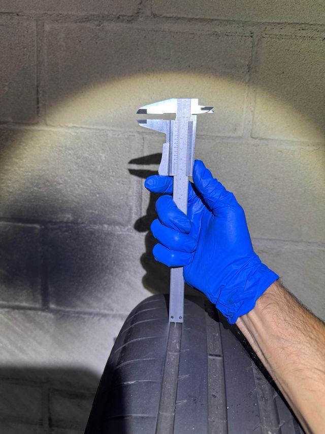 Neumático 245/40R17, 95Y.