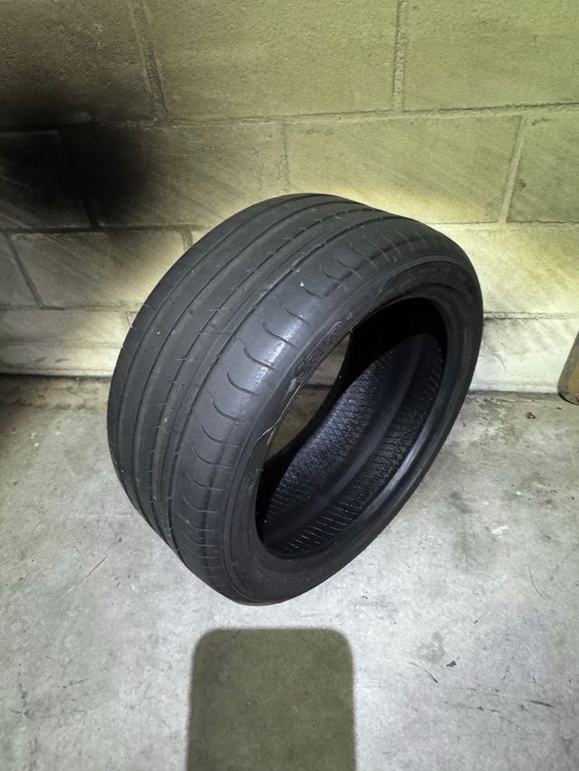 Neumático 245/40R17, 95Y.
