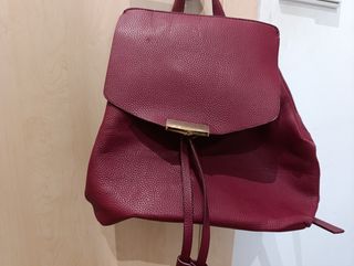 Mochila color burdeos con detalles dorados