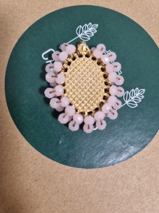 Colgante Frida con cuentas rosas .