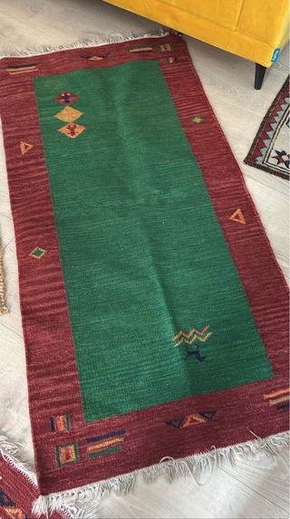 Alfombra verde y roja