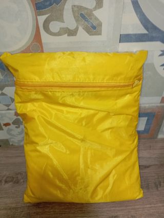 Traje de agua impermeable amarillo