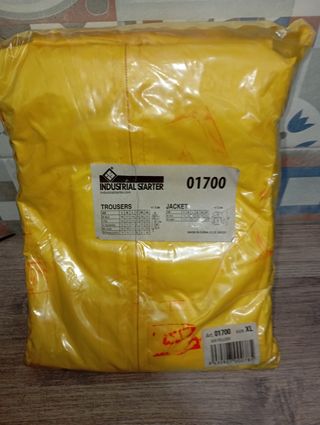 Traje de agua impermeable amarillo