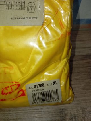 Traje de agua impermeable amarillo