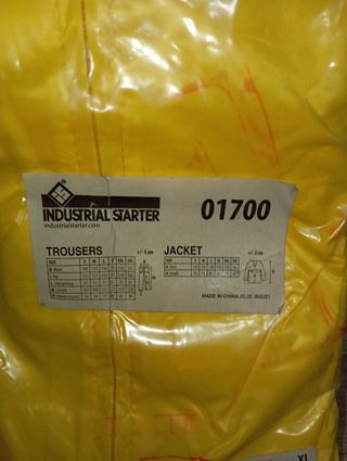 Traje de agua impermeable amarillo