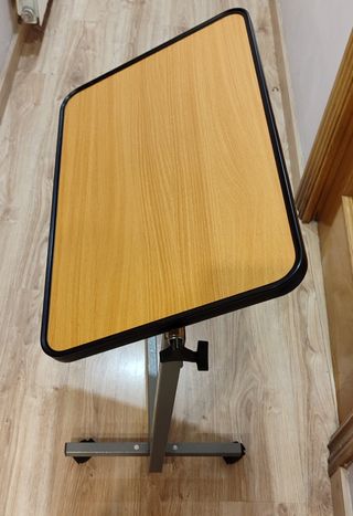 Mesa auxiliar con ruedas para cama