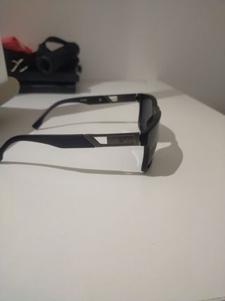 Gafas de sol Emporio Armani negras y plateadas