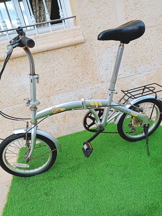 Bicicleta plegable plateada SCAMPER