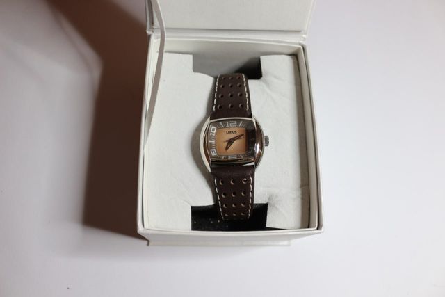 Reloj Lorus Marrón Ovalado Acero Piel