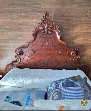 Cuarto antiguo de madera y mármol. Dos mesillas.